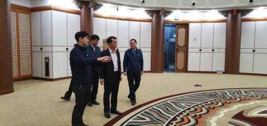 전기안전공사 문이연 안전이사가 ‘2019 한-아세안 특별정상회의’시설물을 점검하고 있다.