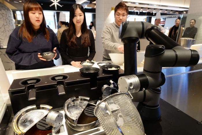빕스 등촌점에 방문한 고객들이 LG 클로이 셰프봇을 체험하고 있다. 사진=LG전자 제공
