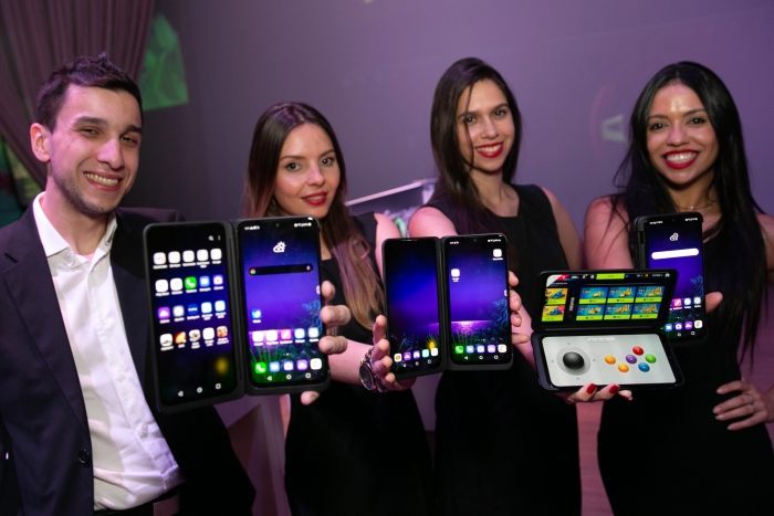 LG전자가 현지시간 21일 브라질 상파울루에서 현지 언론과 거래선들을 대상으로 LG G8X ThinQ 론칭행사를 열었다. LG전자 모델들이 LG G8X ThinQ를 소개하고 있다. 사진=LG전자 제공