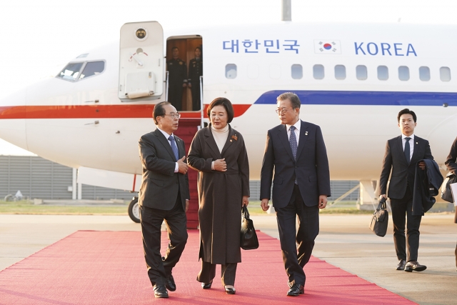 지난 24일 김해공항 도착한 문 대통령 내외. 사진=청와대 제공.