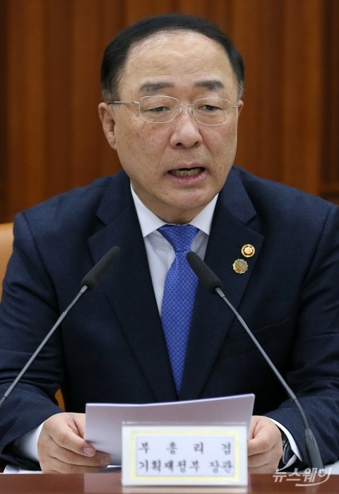홍남기 “50∼299인 기업 주52시간제 계도기간 충분히 부여”