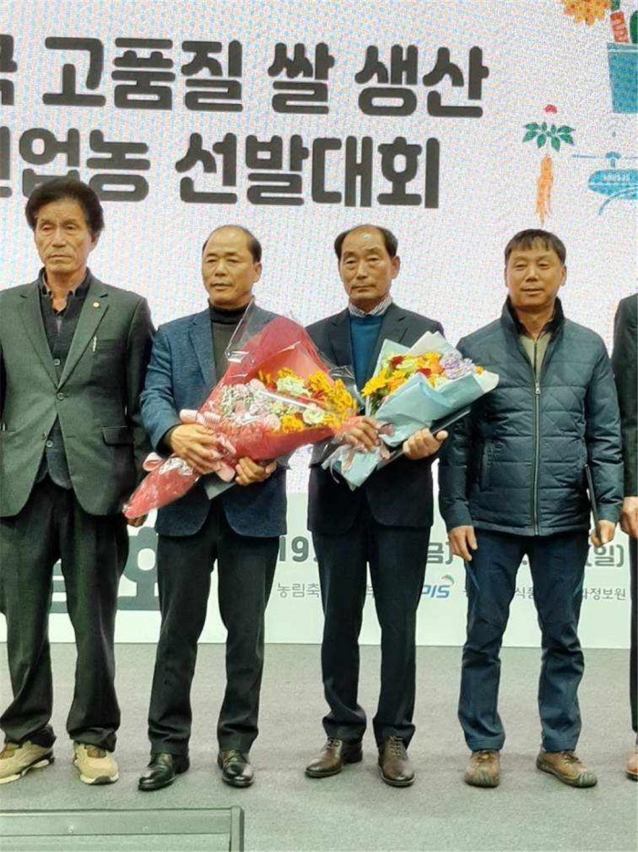 쌀생산 우수전업농 선발대회에서 농촌진흥청장상을 수상한 문남근씨(왼쪽에서 3번째)