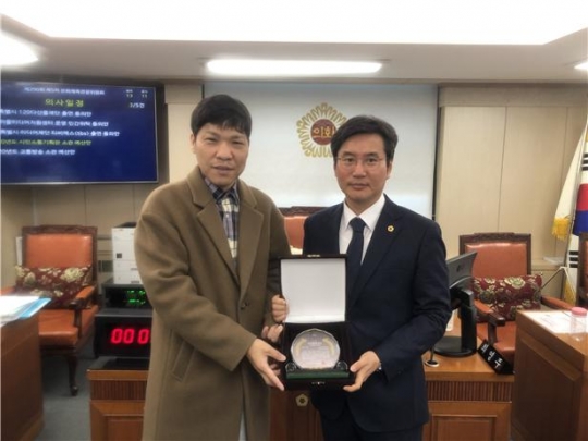26일 김호진 서울시의원(오른쪽)이 사단법인 한국소아당뇨인협회 제1회 의정활동대상을 수상하고 있다.