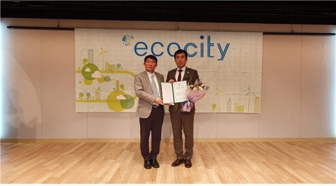 28일 송정빈 서울시의원(오른쪽)이 `2019 전국 지방의회 친환경 최우수의원 시상식`에서 최우수의원상을 수상했다.