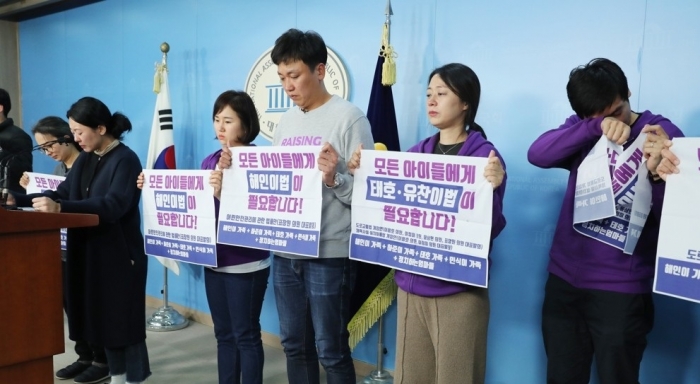 고 김민식 군의 어머니가 법안 통과를 호소하고 있다. 사진=연합뉴스 제공