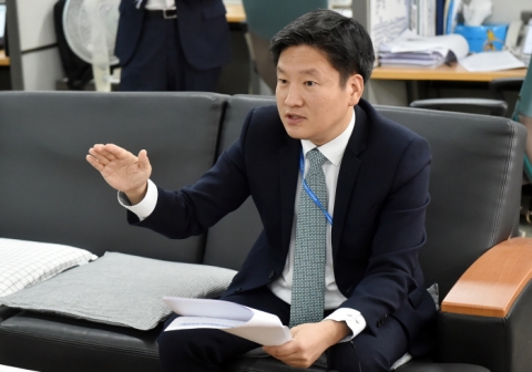 홍준호 재정기획관이 11월 5일 시청 기자실에서 수돗물 피해보상과 관련해 기자간담회를 하고 있다.