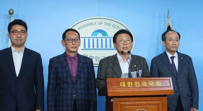 자유한국당 당직자들의 사퇴 기자회견. 사진=연합뉴스 제공