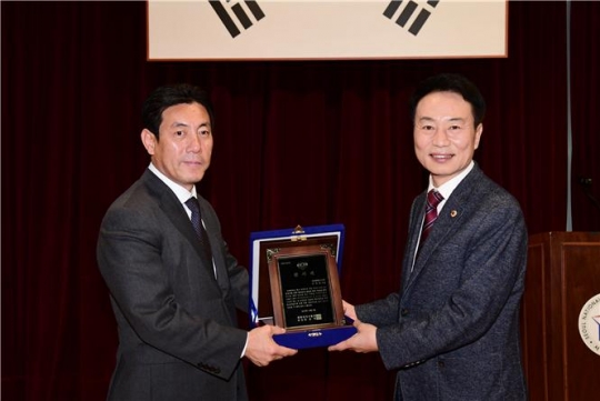 3일 김정태 서울시의원(오른쪽)이 대한안마사협회로부터 감사패를 받고 있다.