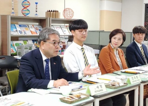 이재정 경기교육감, 유은혜 부총리와 교육과정 특성화 시범지구 방문
