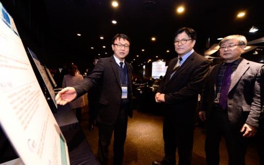 4일 열린 ‘2019 인천교육정책 콘퍼런스(연차보고회)’에 참가한 도성훈 교육감(가운데).