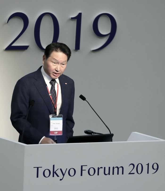 최태원 SK 회장이 6일 일본 도쿄대에서 열린 ‘도쿄포럼 2019’ 개막식에서 연설을 하고 있다. 사진=SK그룹 제공