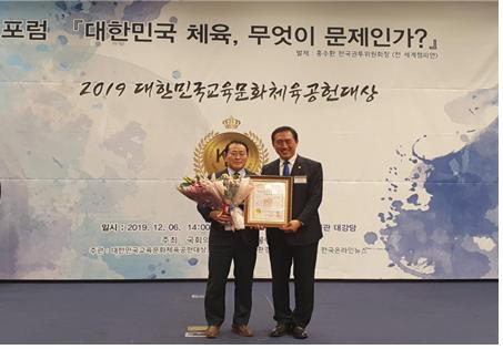6일 김태수 서울시의회 환경수자원위원장(왼쪽)이 ‘대한민국교육문화체육공헌대상’을 수상한 후 기념촬영을 하고 있다.
