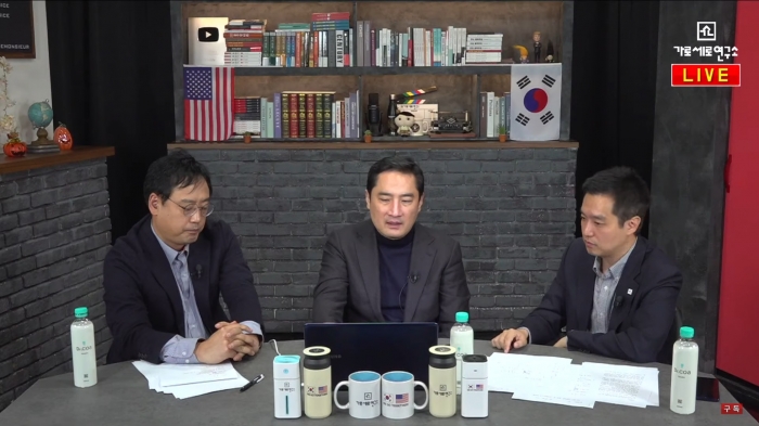 가로세로연구소는 6일 오후 진행한 유튜브 생방송을 통해 김건모의 유흥주점 성폭행 의혹을 공개했다. 사진=가로세로연구소 유튜브 생방송 캡처