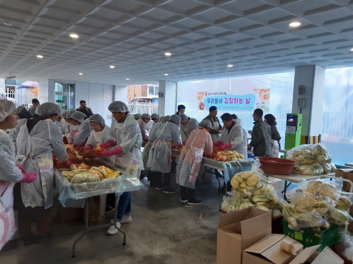마사회 안산지사 후원 저소득 가정과 함께하는 ‘사랑의 김장 나눔’ 행사 모습