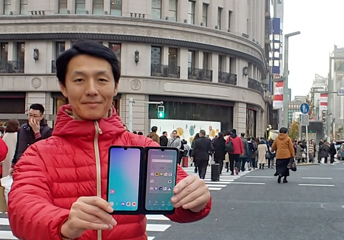 LG전자 일본법인 직원이 일본 도쿄의 유명 번화가 긴자(Ginza) 거리에서 LG G8X ThinQ를 소개하고 있다. 사진=LG전자 제공