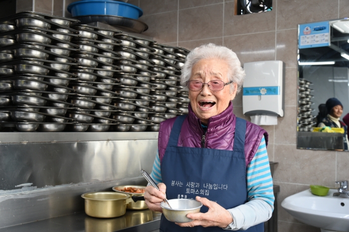 33년째 무료급식소에서 봉사해 온 95세 정희일 할머니. 사진=LG 제공