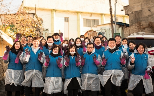 6일 인천시설공단 김영분 이사장(앞줄 왼쪽 세 번째)이 공단 직원들과 함께 숭의 1·3동에 거주하는 저소득층 가정을 위한 사랑의 연탄나눔 봉사활동을 펼쳤다.