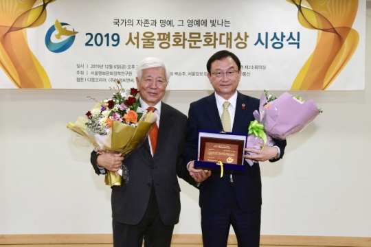 6일 서울시의회 박기열 부의장(오른쪽)이 `2019 서울평화문화대상 시상식`에서 시정운영발전대상을 수상한 후 기념촬영을 하고 있다.
