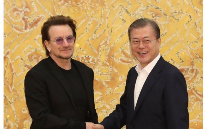 문 대통령, 록밴드 U2 보노와 만남. 사진=연합뉴스 제공.