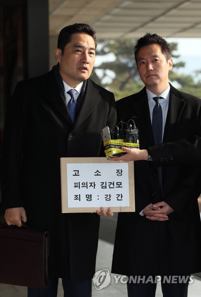 강용석, ‘김건모 성폭행 의혹’ 주장 피해자 대리해 고소장 제출
