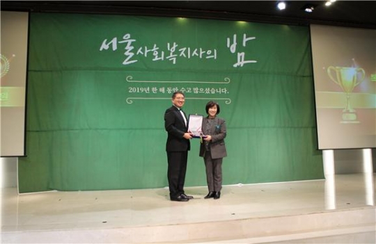 6일 복지의원상을 수상하고 있는 김혜련 위원장(오른쪽).