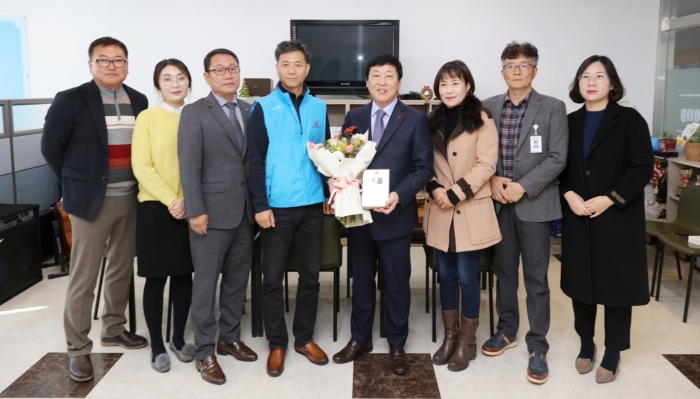 신안군 공노조가 지난 9일 권현오 위원장과 임원들이 박 부군수에게 감사패와 함께 꽃다발을 전달했다.