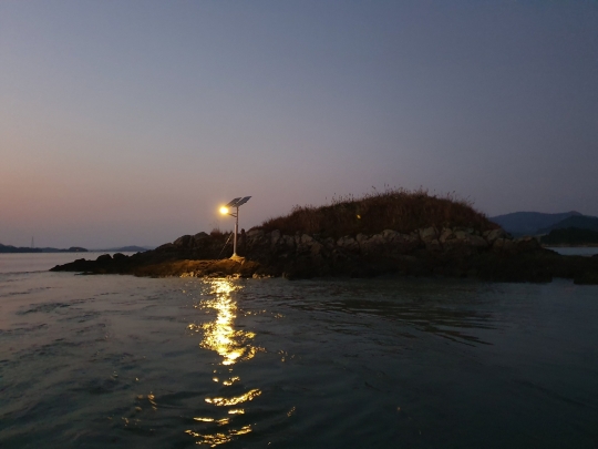 신안군, 여객선 안전 운항 위한 ‘태양광 LED 조명’ 설치 기사의 사진