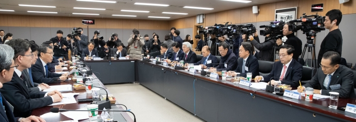 DLF 대책에 대한 논의를 위한 은행장 간담회가 12일 오전 서울 세종대로 정부서울청사에서 열렸다. 사진=금융위원회 제공