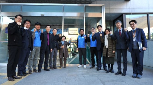 12일 개최된 현판 제막식에 참여한 공단 관계자들이 제막 후 기념사진을 촬영하고 있다.