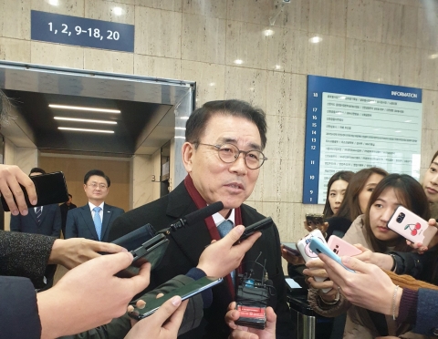 구속 피한 조용병, ‘법률 리스크’ 해소하고 연임 ‘순항’