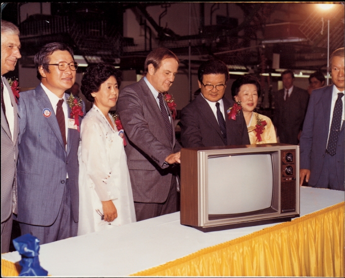 구 명예회장(오른쪽 세번째)이 미국 현지생산법인(GSAI)에서 생산된 제1호 컬러TV 제품을 살펴보고 있다. 사진=LG 제공