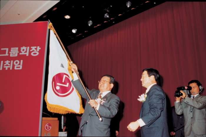 1995년 2월, 회장 이취임식에서 구 명예회장(왼쪽)이 고 구본무 회장에게 LG 깃발을 전달하는 모습. 사진=LG그룹 제공