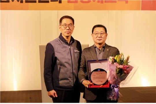 12일 이광호 서울시의원(오른쪽)이 한국노동조합총연맹 김주영 위원장으로부터 감사패를 받고 있다.