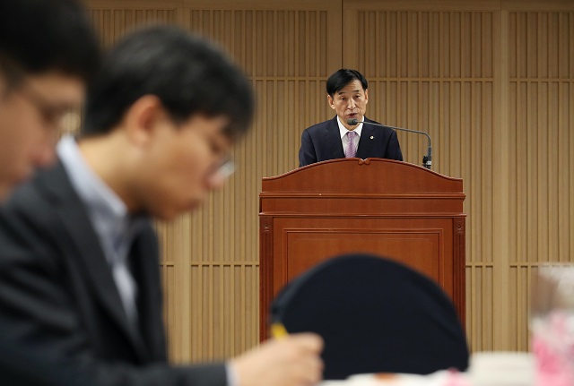 이주열 한국은행 총재는 17일 서울 중구 한국은행 본관에서 열린 기자간담회에서 통화 정책 완화 기조를 이어갈 것이라고 설명했다. 사진=한국은행 제공