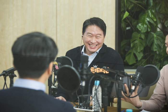 최태원 SK 회장이 지난 17일 서울 종로구 서린동 SK빌딩에서 ‘보이는 라디오’ 형식의 99차 행복토크를 하고 있다. 사진=SK 제공