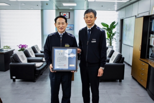 19일 인천교통공사 정희윤 사장(왼쪽)이 ‘사회적기업 제품 공공구매 우수기관’으로 선정돼 단체표창을 수상하고 기념촬영을 하고 있다.