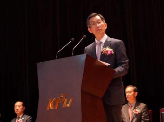 취임사를 하고 있는 한국산업기술대 제8대 박건수 총장