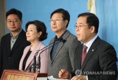 한국당, 논란 일자 ‘언론 삼진아웃제’ 3일만에 철회