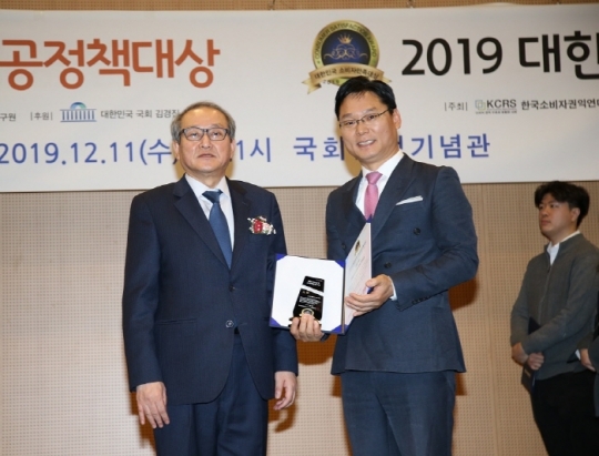 11일 경원재 앰배서더 인천 조달 총지배인(오른쪽)이 `2019 대한민국 소비자만족대상` 시상식에서 한국소비자권익연대 김상천 이사장과 기념촬영을 하고 있다.