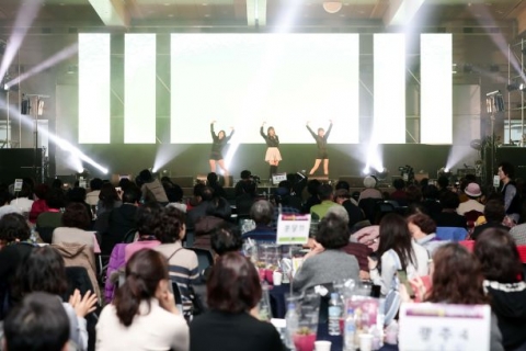 한국마사회, ‘렛츠런 효 나눔 한마당 축제’ 성료···가수 홍진영·송대관 등 공연