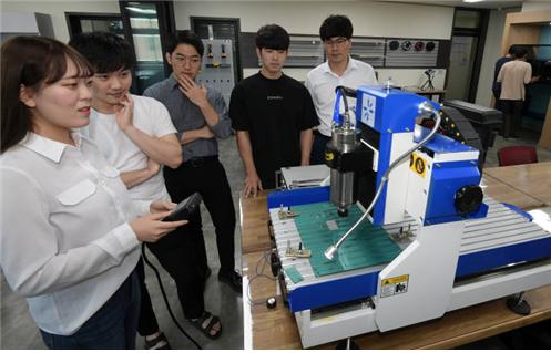 로봇전자과 교육생들이 로봇가공장비를 시연하고 있다. 사진=한국폴리텍대학 남인천캠퍼스
