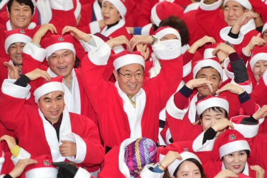 박남춘 인천시장이 25일 시청 중앙홀에서 열린 2019년 행복한 사랑더하기 산타클로스에서 자원봉사자들과 기념촬영을 하고 있다.