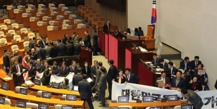 국회 본회의장 의장석 주변을 점거한 자유한국당. 사진=연합뉴스 제공