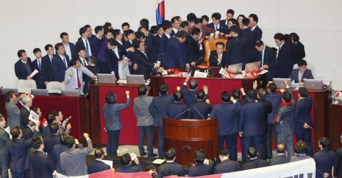 자유한국당 의원들로 둘러싸인 국회 본회의장 의장석. 사진=연합뉴스 제공