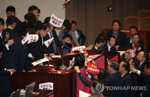 본회의 개의하는 문희상 의장, 항의하는 한국당. 사진=연합뉴스 제공