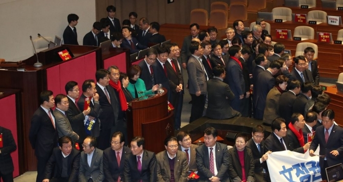 국회 본회의장 의장석 주변을 둘러싼 자유한국당 의원들. 사진=연합뉴스 제공