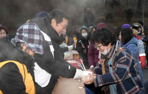 이용섭 광주광역시장, 경자년 새해맞이 떡국 나눔 행사 참석