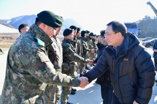 31일 서울시의회 박기열 부의장이 육군 제3사단 백골부대를 방문해 장병들과 악수를 나누고 있다.