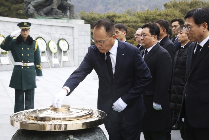 옥경석 ㈜한화 대표이사가 지난 2일 국립서울현충원을 방문해 영전에 분향을 하고 있다. 사진=한화그룹 제공