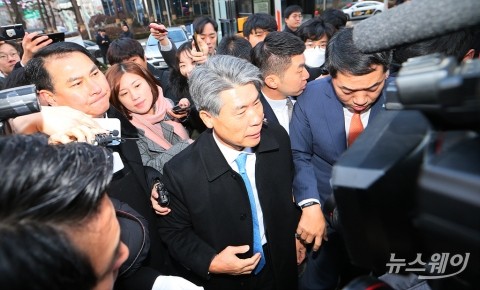 윤종원, 설 전 출근 결국 무산···연휴 지나 정상화도 ‘미지수’